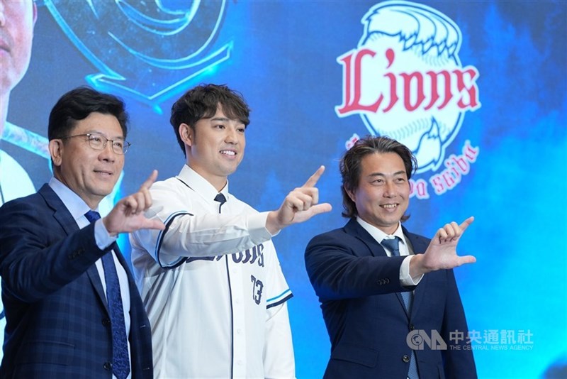入団会見を行う林安可。古巣・統一ライオンズの林岳平監督（右）、凃忠正董事長（会長）と＝1月9日、台北市