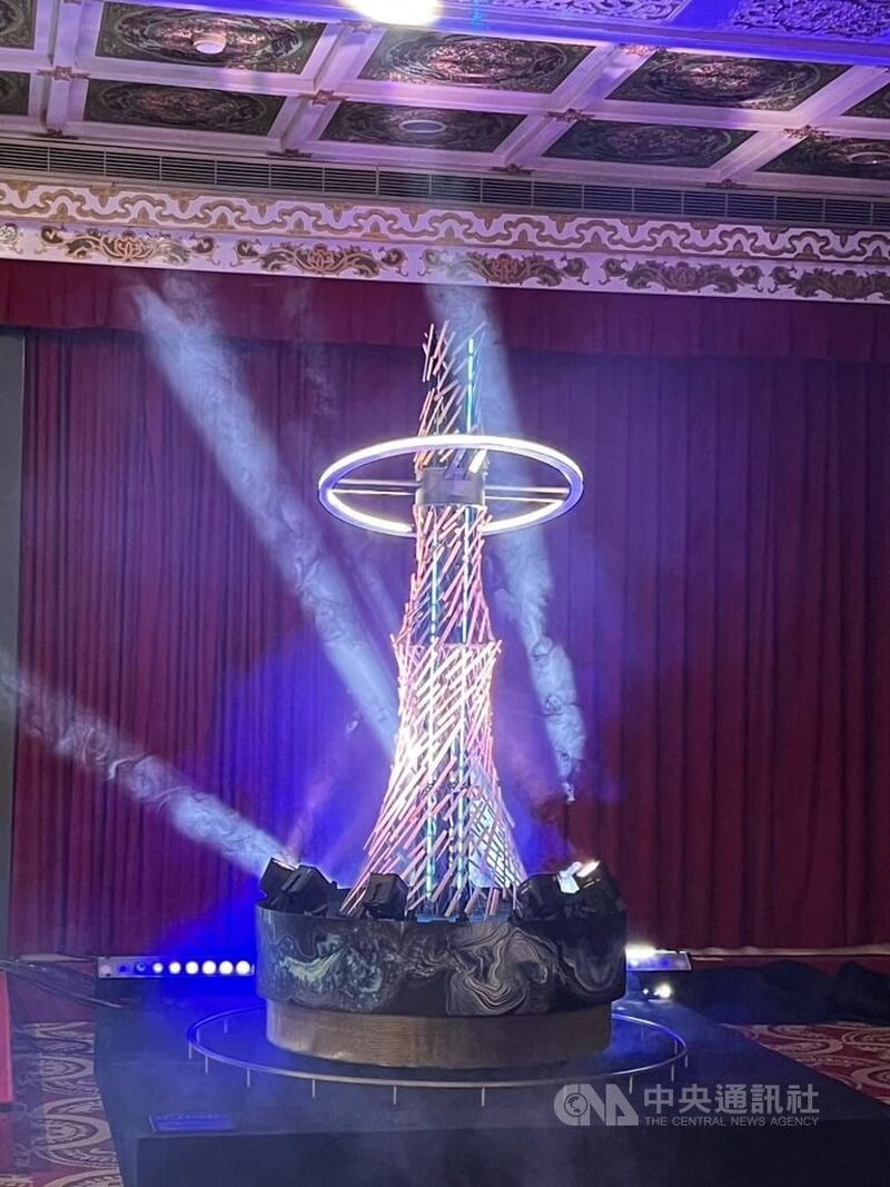 9日の記者会見でお披露目された台湾ランタンフェスティバルのメインランタン＝台北市