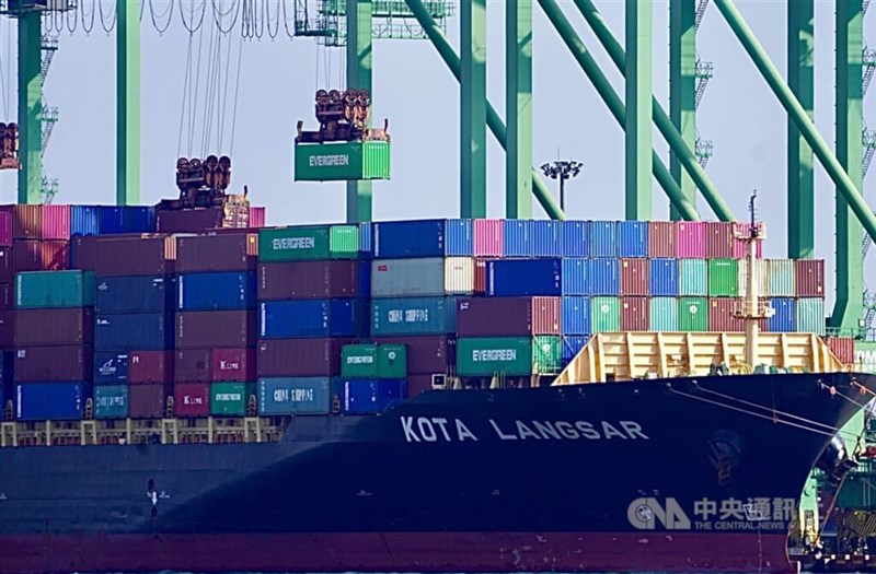 高雄港内の貨物船（資料）