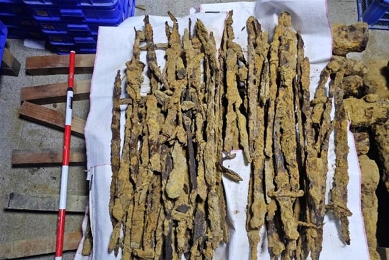 清朝時代の鉄砲の銃身とみられる金属の物体(台南市文化局提供)