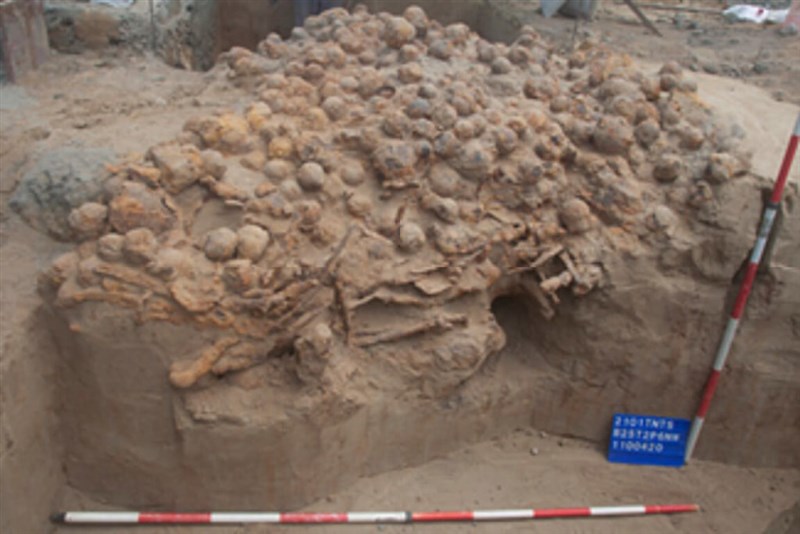 鉄道の地下化工事の現場から出土した金属の物体。専門家による分析で、大砲の砲身、鉄砲の銃身、砲弾、かぶとなどの武器や防具だったことが分かった（台南市文化局提供）