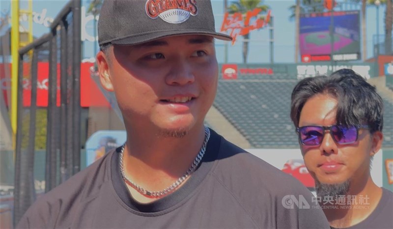 米大リーグ、サンフランシスコジャイアンツの鄧愷威投手（左）＝中央社資料写真