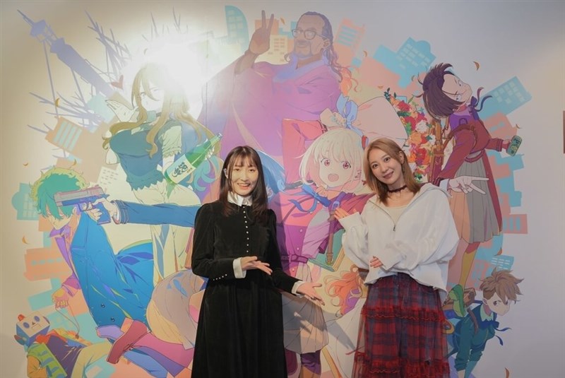 テレビアニメ「リコリス・リコイル」で主人公の声を演じた声優の安済知佳（右）と若山詩音＝木棉花提供