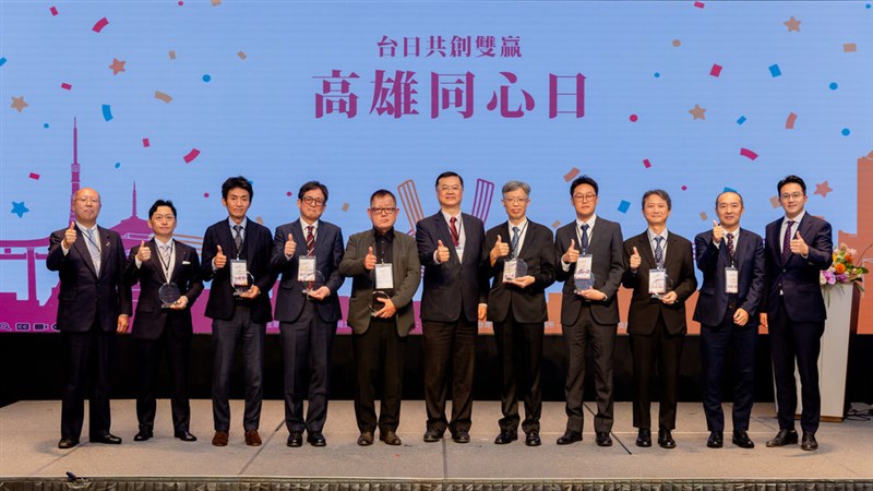 式典でポーズを決める高雄市の羅達生副市長（左から6人目）。表彰を受けた日系企業の代表らと＝1月12日、高雄市（同市経済発展局提供）