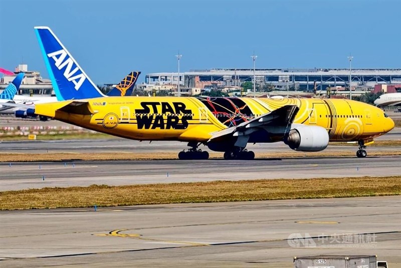 桃園国際空港に到着した全日空の「C-3PO」特別塗装機＝2026年1月14日、中央社記者呉睿騏撮影