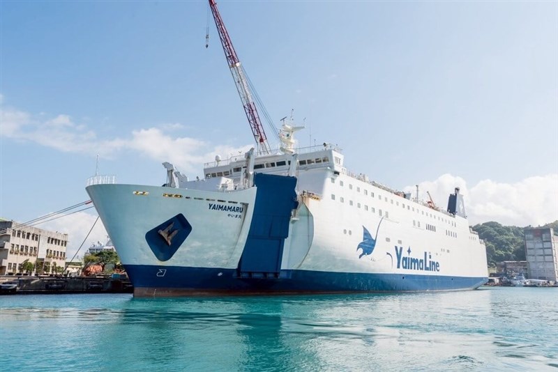 基隆－石垣線の運航を担う貨客船「やいま丸」（華岡集団提供）