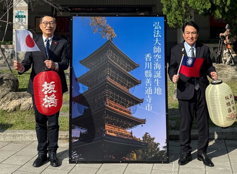 善通寺の五重塔を紹介する大型ランタンの両側に立つ善通寺市の辻村修市長（右）と新北市板橋区の陳奇正区長＝1月13日、新北市（板橋区公所提供）