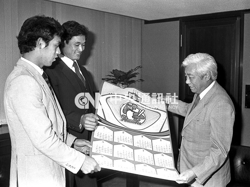 中華民国野球協会の厳孝章理事長（右）を表敬訪問する南海ホークスの李来発（左）、高英傑の両選手＝1982年12月6日