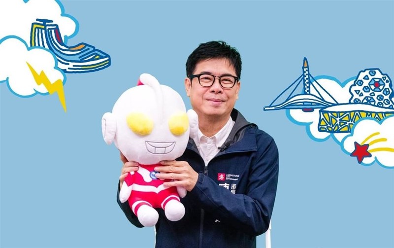 ウルトラマンのぬいぐるみを手に持つ陳其邁高雄市長（同市観光局提供）