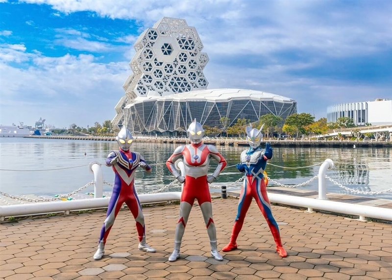 高雄流行音楽センターを背にポーズを取るウルトラマン（高雄市観光局提供）