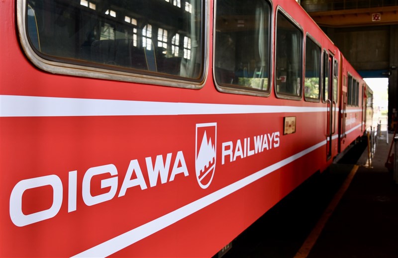 大井川鉄道井川線の車両デザインをモチーフにした阿里山鉄道の特別ラッピング列車（阿里山林業鉄路・文化資産管理処提供）