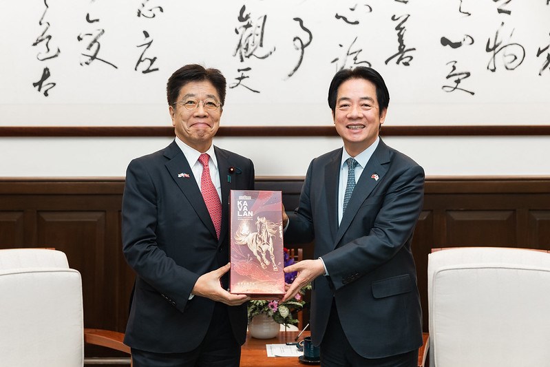 加藤勝信前財務相（左）に台湾産のウイスキーを贈る頼清徳総統＝1月15日、台北市（総統府提供）