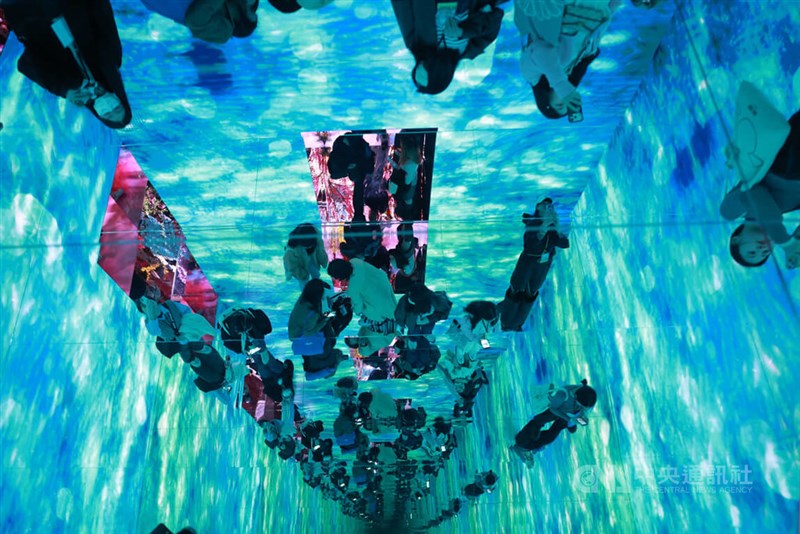 17日に台北で始まった「蜷川実花展 with EiM：彼岸の光、此岸の影」＝1月16日に撮影