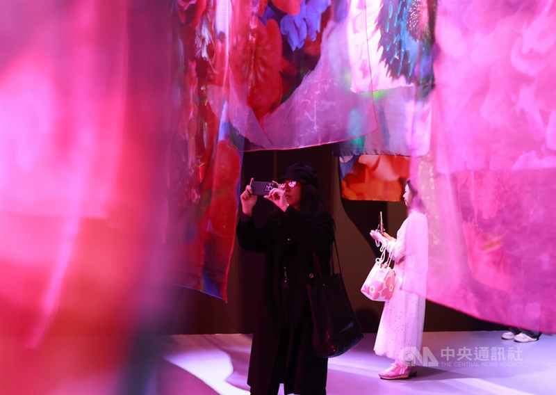 17日に台北で始まった「蜷川実花展 with EiM：彼岸の光、此岸の影」＝1月16日に撮影