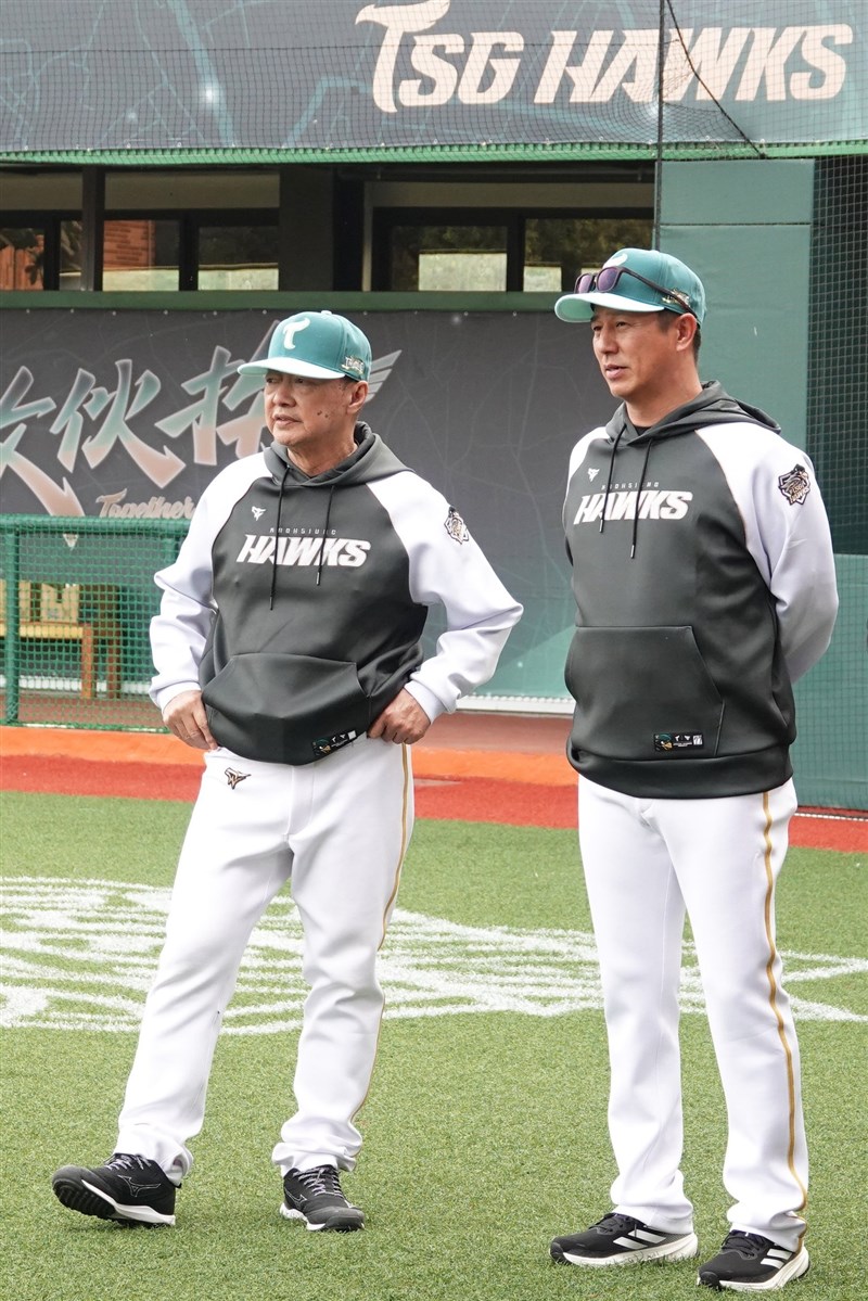 臨時コーチとして台鋼ホークスの春季キャンプで選手を指導する林仲秋（左）、平石洋介の両氏＝1月17日、高雄市（球団提供）