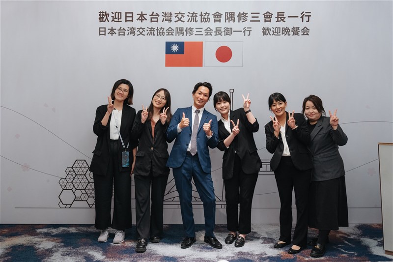 高雄市政府行政・国際処の処長（右3）や同僚らと。職場では日本語ができる職員のサポートを受けつつ、上海で学んだ中国語や英語を交えてコミュニケーションを取る。中国と台湾での語彙の違いやビジネス中国語の難しさに戸惑いつつも、馴染んできたという。（小林さん提供）