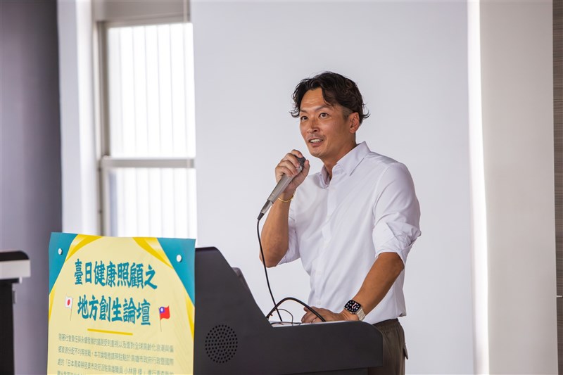 嘉南薬理大学（台南市）でむつ市の地方創生について講演する小林さん（本人提供）