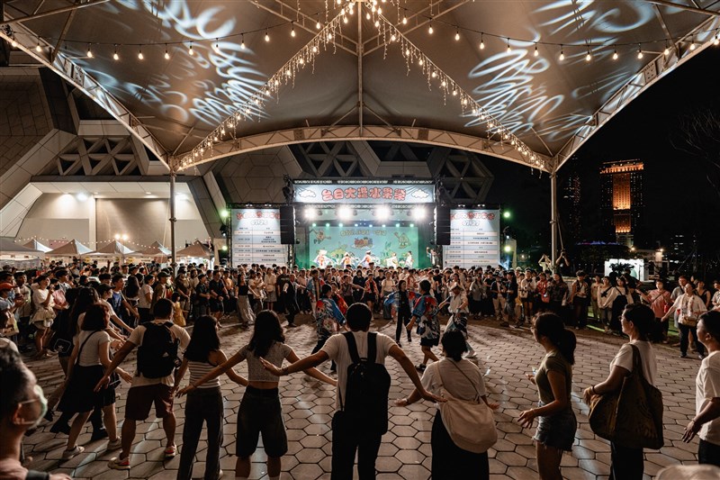 2025年7月に高雄で行われた「日台高雄フルーツ祭」では、むつ市連合婦人会のメンバーが「おしまこ躍り」をステージで披露。フロアでは来台したむつ市職員やむつ市企業関係者、日台交流協会高雄事務所の奧正史所長（総領事に相当、青森出身）や同所職員が中心となり、高雄市民らと共に踊りを楽しんだ（小林さん提供）