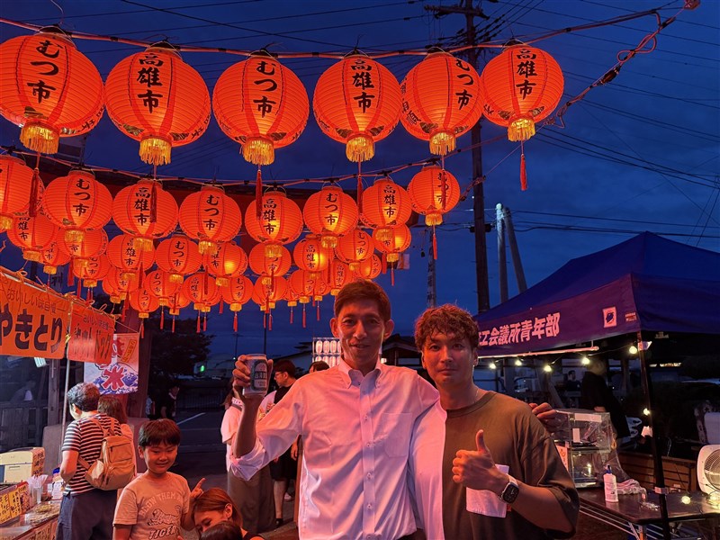 2025年7月にむつ市で行われた「大湊夜市」。ちょうちんは小林さんが高雄で手配し、持ち帰った。むつ市の山本知也市長（左）の手には台湾ビールがある（小林さん提供）