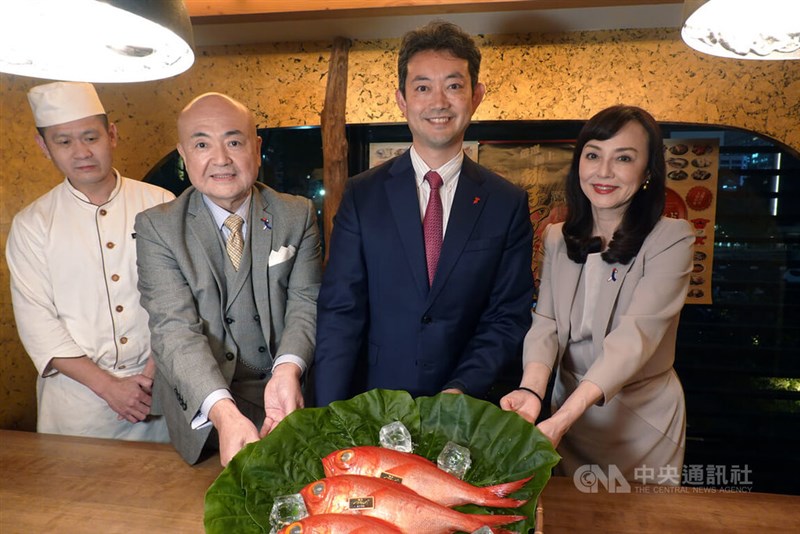 台北の日本料理店で千葉県産キンメダイのPRを行った熊谷俊人知事（右から2人目）。左から2人目は日本台湾交流協会の片山和之台北事務所代表＝1月19日