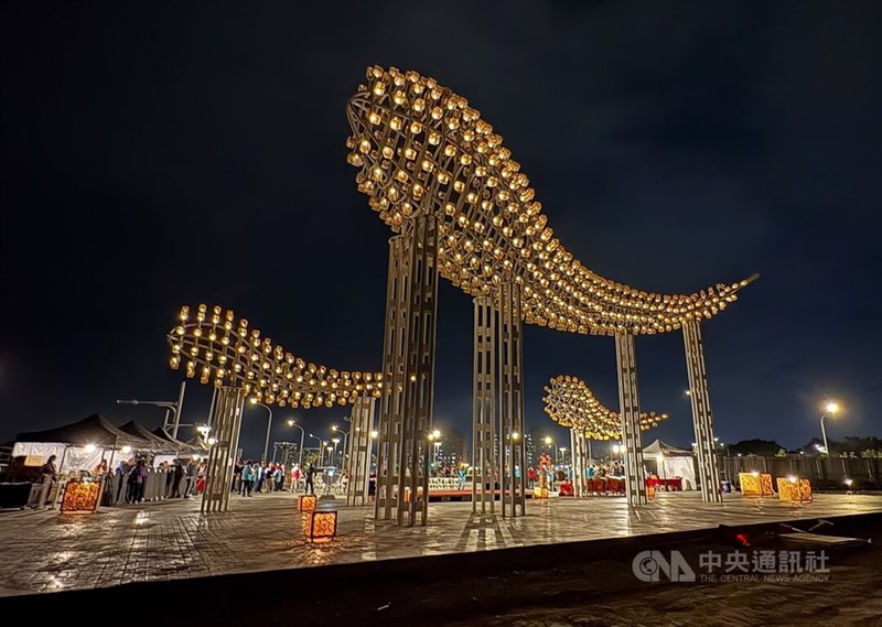 中部・雲林県の製糖工場内に設置された大型のガラスのオブジェ「光之祥雲」＝中央社記者蔡智明撮影