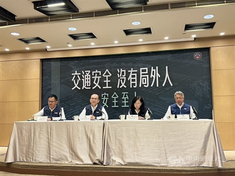 記者会見に臨んだ交通部の幹部＝1月20日、台北市