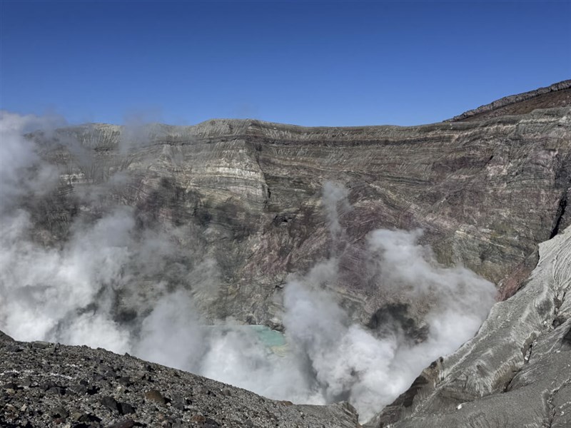 阿蘇山の火口付近（資料、読者提供）