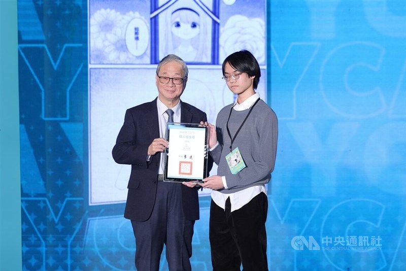 李遠文化部長（左）から賞状を受け取る「青漫賞」個人部門金賞の江翊丞さん＝1月20日、台北市