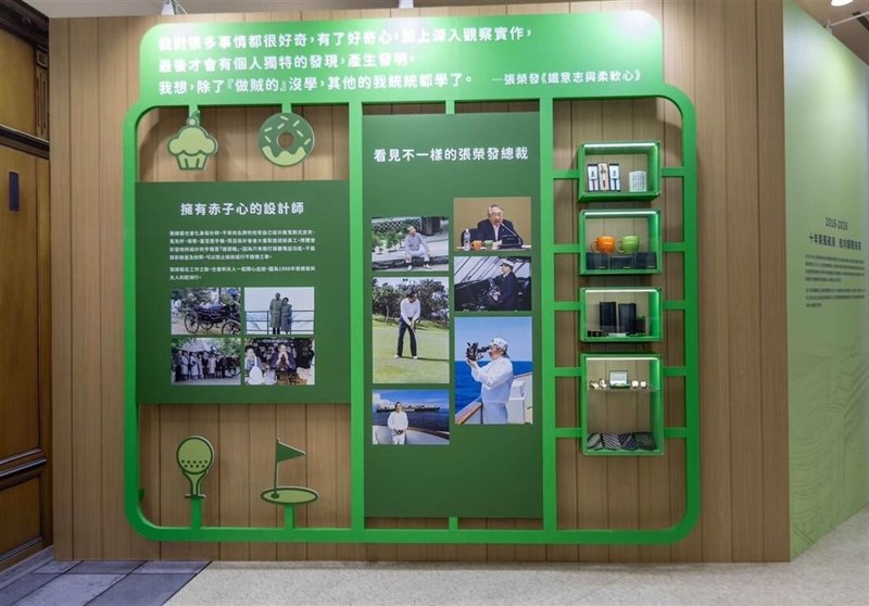 同展では、生涯の紹介や創業の過程、慈善事業などに関する300点超の文物が展示され、直筆の日本語の手記も公開されている＝1月20日、台北市（張栄発基金会提供）