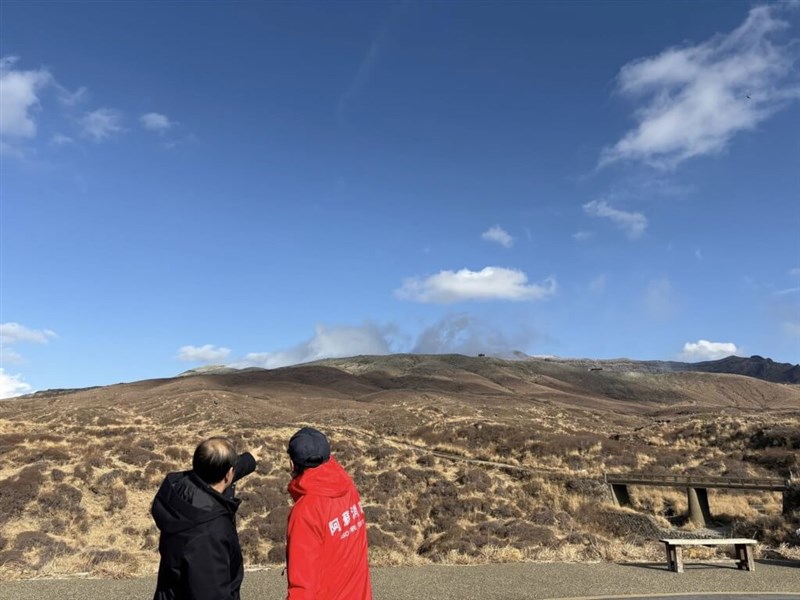 21日午後、不明ヘリの機体とみられる物が見つかった現場付近に到着した駐福岡弁事処の陳銘俊処長（左）＝李逸洋駐日代表のフェイスブックから