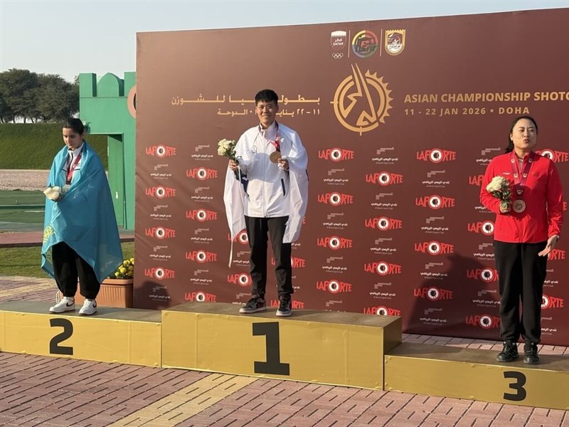 クレー射撃のアジア選手権で金メダルを獲得したトラップ女子個人の劉宛渝（中央）＝1月20日、ドーハ（張簡銘杉さん提供）