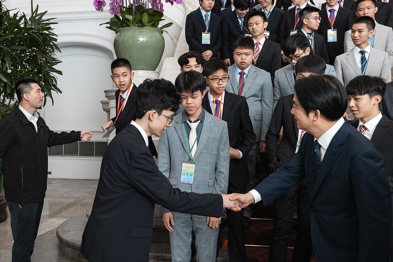 国際科学オリンピックの出場者と握手を交わす頼総統=1月21日、台北市(総統府提供)