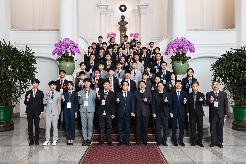昨年行われた各種国際科学オリンピックの出場者とポーズを決める頼清徳総統（前列中央）＝1月21日、台北市（総統府提供）