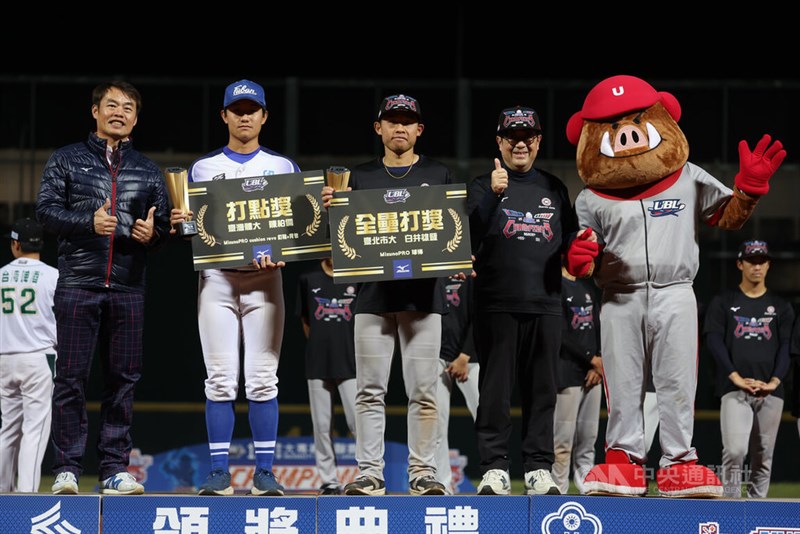 3本塁打で初タイトルをつかんだ台北市立大学4年の白井雄登捕手（左から3人目）＝1月23日、新北市