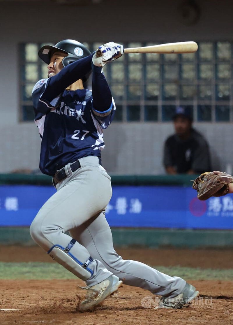 台北市立大学4年の白井雄登捕手＝1月23日、新北市