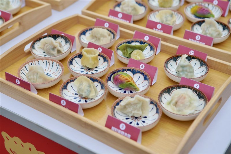 決勝には10組が参加し、個性豊かな餃子が集結した（写真＝周県長のフェイスブックより）