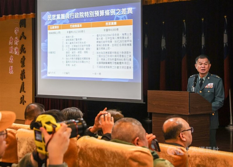 臨時記者会見に臨んだ国防部の黄文啓戦略規画（戦略的プランニング）司長＝1月27日、台北市