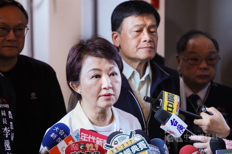 囲み取材に応じた盧秀燕台中市長＝1月28日、台中市