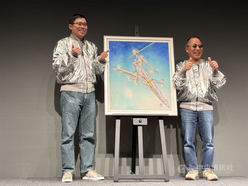 ポーズを決めるスターラックス航空の張国煒董事長（左）と現代美術家の空山基さん＝1月27日、東京