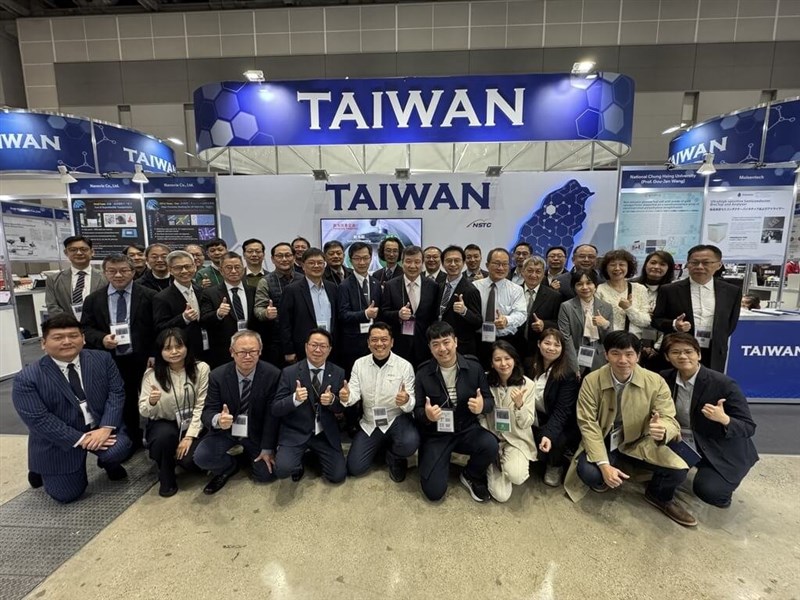 国際ナノテクノロジー総合展・技術会議に出展した台湾パビリオンの関係者ら＝台北駐日経済文化代表処提供