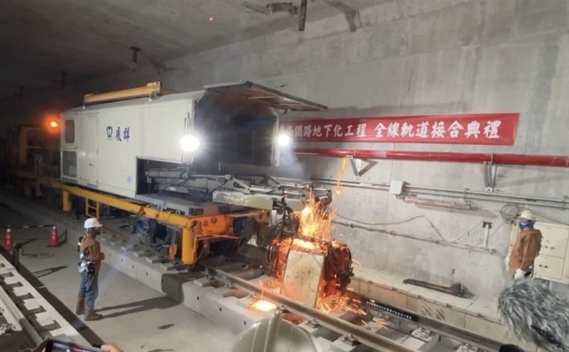 台湾鉄路の地下化工事でのレール接合作業の様子＝1月30日、台南市（鉄道局提供）