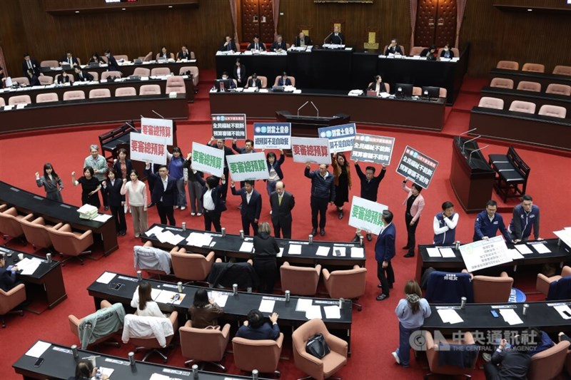 立法院院会に出席した与野党の立法委員＝1月30日、台北市