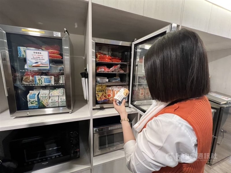 今月リニューアルした台湾高速鉄道の南区運転センターでは無料の食事や軽食を提供する＝1月30日、高雄市