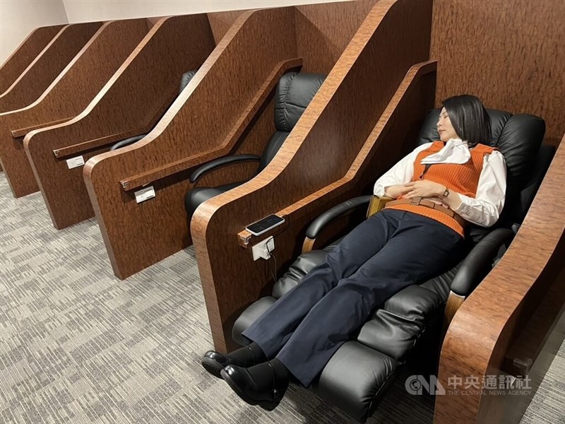 台湾高速鉄道の南区運転センターで用意されるマッサージチェア＝1月30日、高雄市