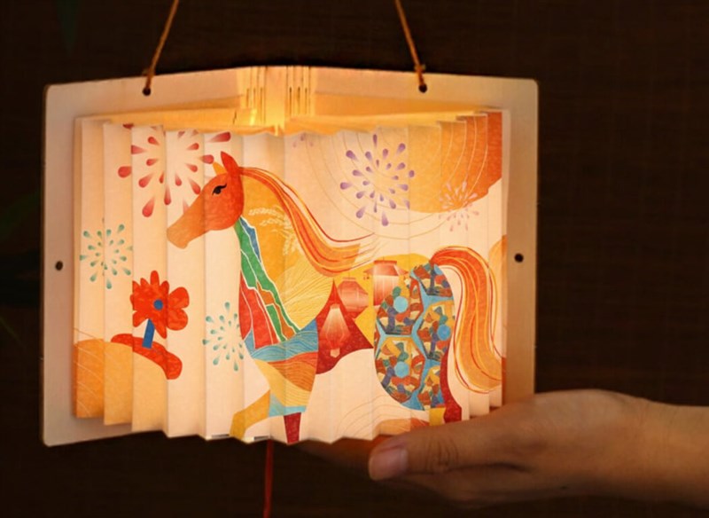 本の形をしたミニランタン＝花蓮県政府提供