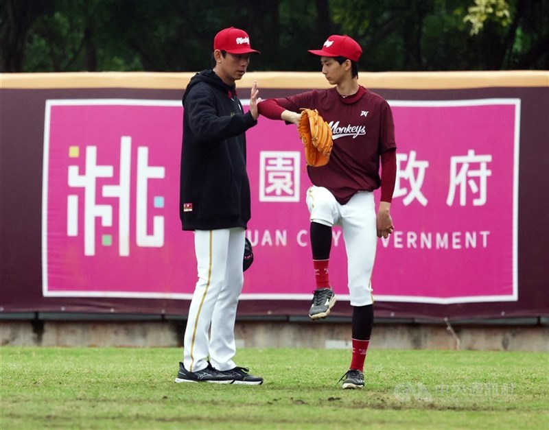 台湾プロ野球、楽天モンキーズの投手やコーチなど11人が、沖縄県の久米島で行われている東北楽天ゴールデンイーグルスの春季キャンプに参加する。写真はモンキーズの先月31日の春季キャンプ開始セレモニーで、選手に指導する王溢正投手コーチ（左）。