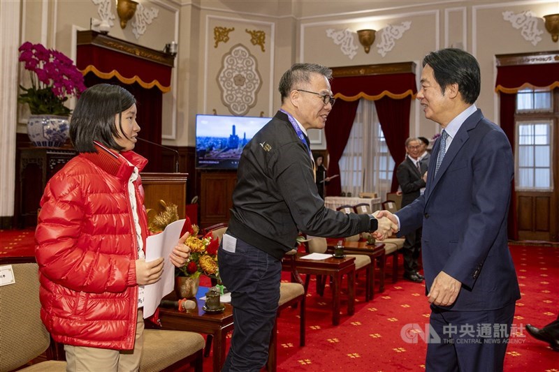 頼清徳（らいせいとく）総統（写真右）は2日、アジア太平洋地域の情報通信技術（ICT）分野で優れた作品を評価し、表彰するアジア太平洋ICT連盟賞（APICTAアワード）で、昨年優れた成績を収めた台湾代表のメンバーと台北市の総統府で面会した（写真＝中央社記者撮影）