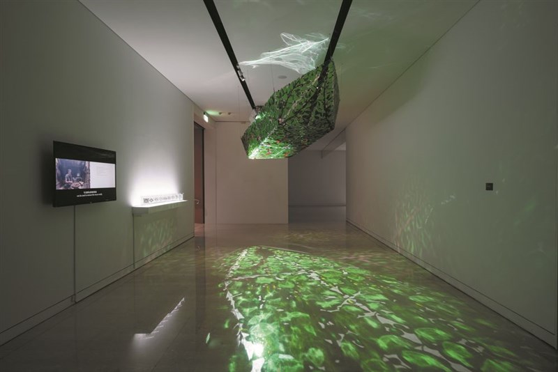 チャン・エンマン（張恩満）さんの船形インスタレーション「蝸牛楽園三部曲－啓航或終章」高雄市立美術館蔵＝恵比寿映像祭2026提供