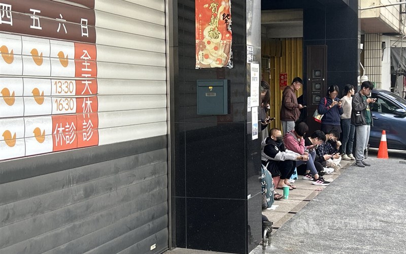 診療所の前で受け付け開始前から並ぶ人々＝彰化県彰化市で中央社記者呉哲豪撮影