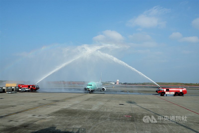 放水アーチでの歓迎を受ける日本トランスオーシャン航空の特別塗装機「結ジンベエ」＝2月3日、桃園市